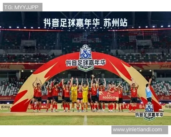 红色球星闪耀绿茵场 足球场上的激情与荣耀之战